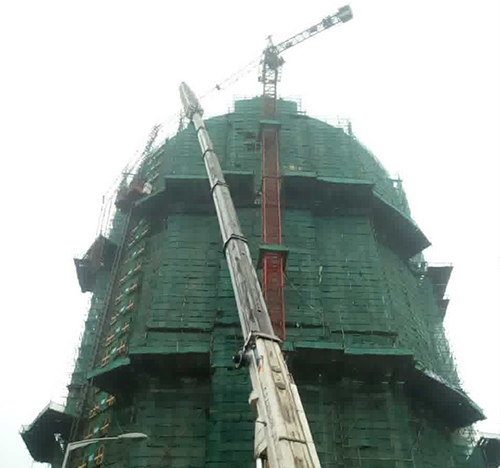 广宁吊车在工地上作业